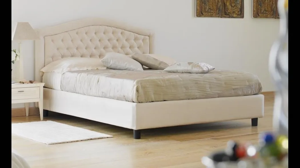 Letto classico in ecopelle con testiera capitonné Zaffiro di Hoppla