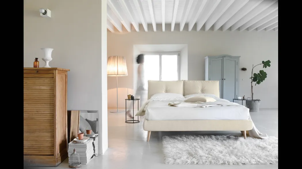 Letto matrimoniale imbottito con testiera So Lively di Noctis