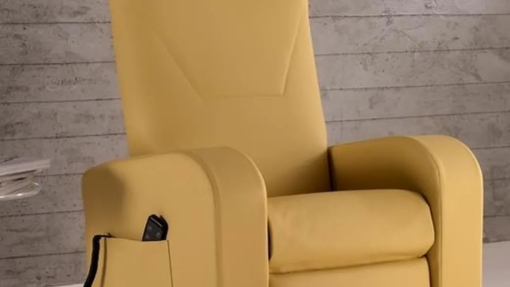 Poltrona relax in ecopelle reclinabile con alzapersona Hostess di Hoppla