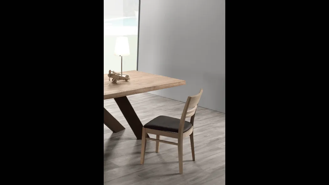Sedia Amelie in legno con seduta in tessuto imbottito di Pizzolato