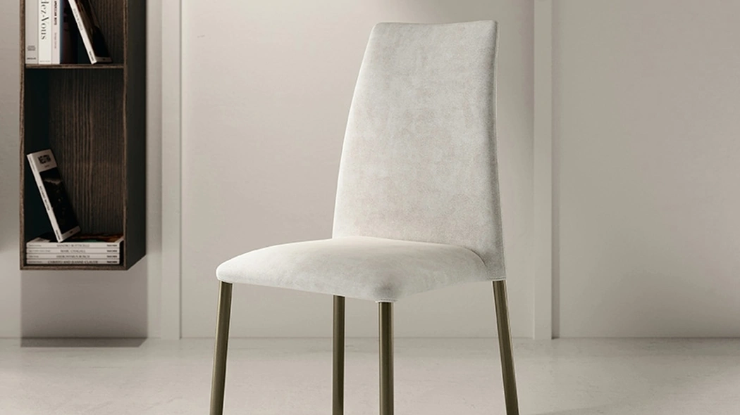 Sedia Cherry rivestita in ecopelle di Ingenia