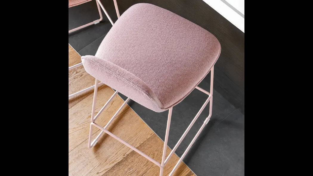 Sgabello in tessuto imbottito Riley Soft di Connubia