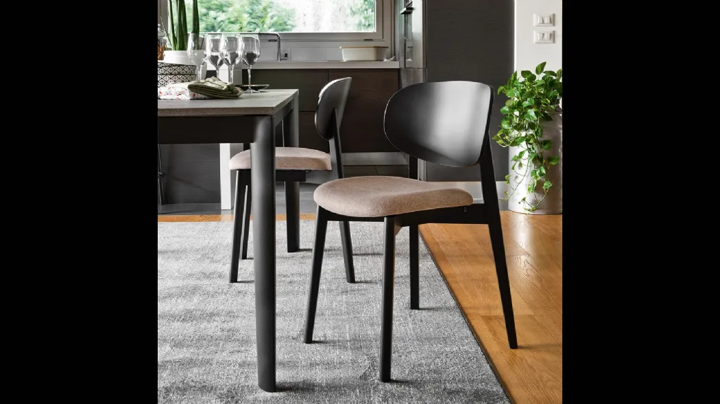 Sedia in legno dal design classico con seduta imbottita Eide di Connubia
