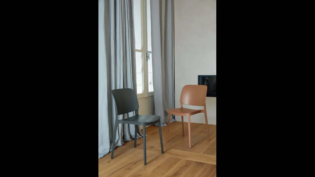 Sedia impilabile Keai di Ingenia