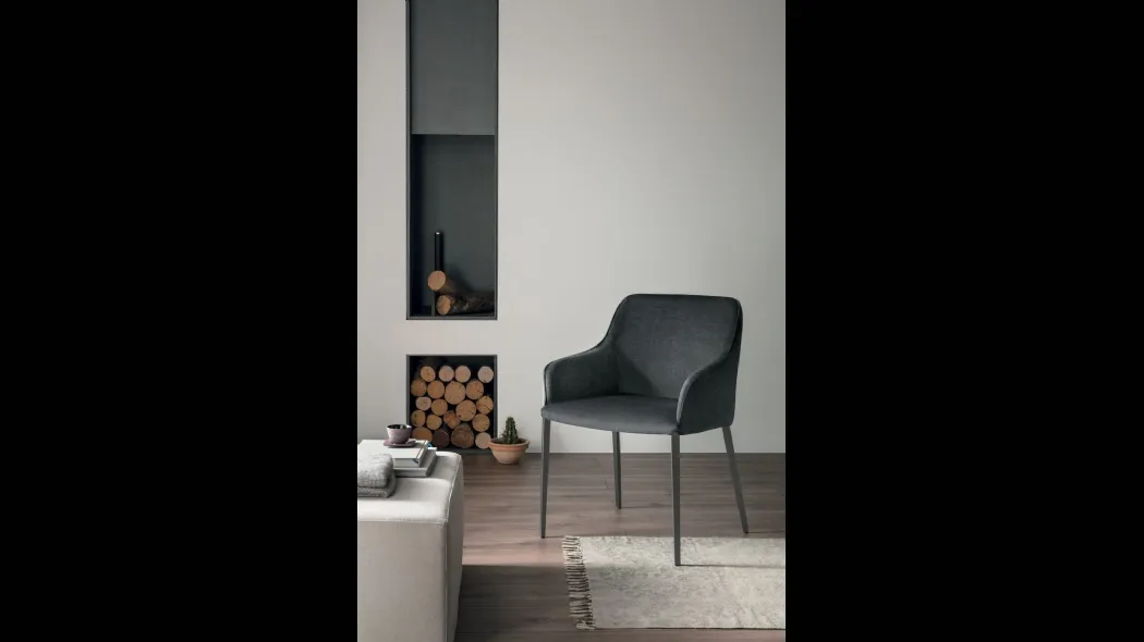 Sedia con braccioli Lilium poltroncina in tessuto con gambe in metallo antracite di Sedit