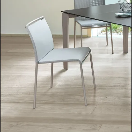 Sedia Lola rivestita in texplast con struttura in metallo di Ingenia