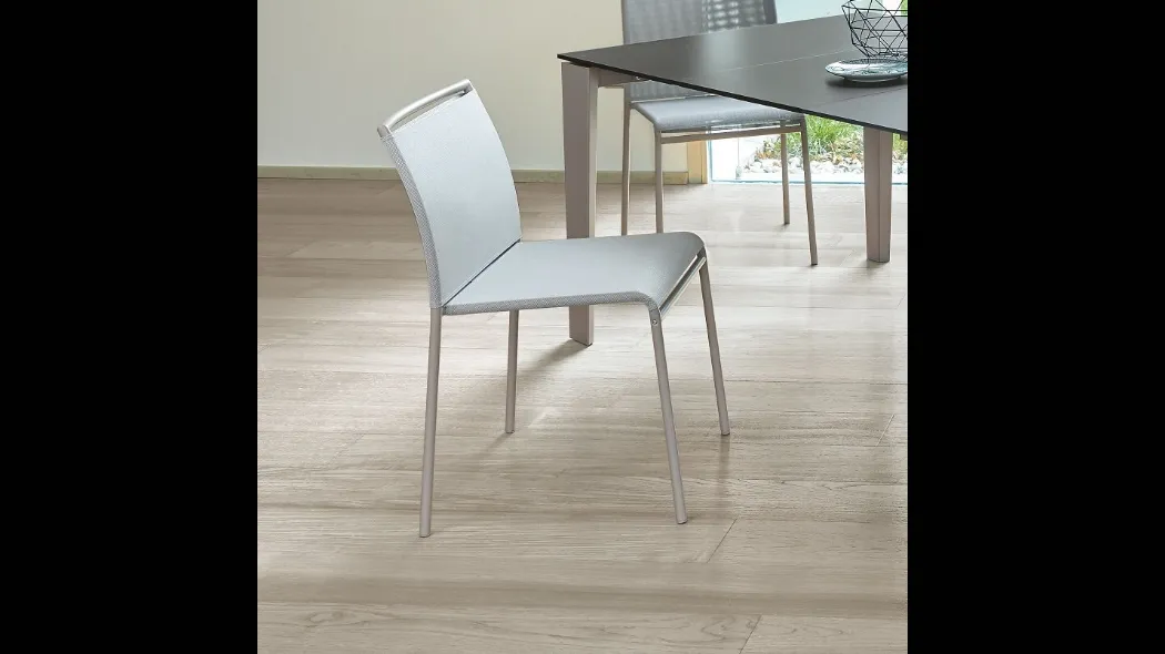 Sedia Lola rivestita in texplast con struttura in metallo di Ingenia