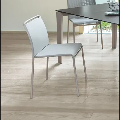Sedia Lola rivestita in texplast con struttura in metallo di Ingenia