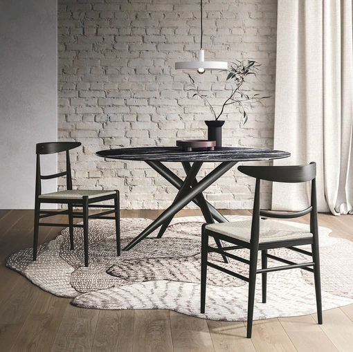 Sedia in frassino tinto carbone e seduta in paglia Louis di Sedit