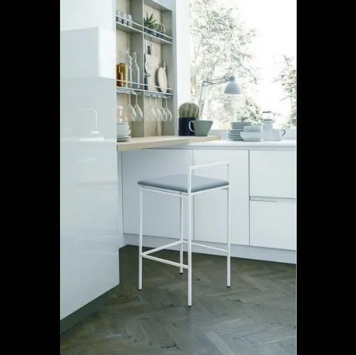 Sgabello in metallo bianco gesso con seduta in ecopelle July di Sedit