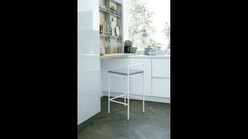 Sgabello in metallo bianco gesso con seduta in ecopelle July di Sedit