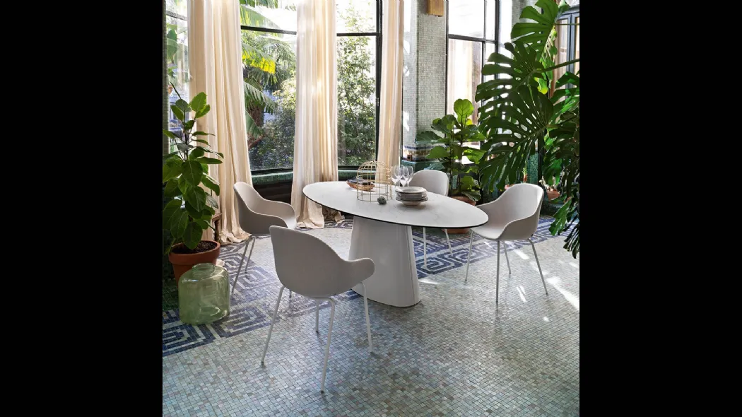 Tavolo fisso con piano ovale in ceramica e base monolitica in lamiera curvata Ellisse di Connubia