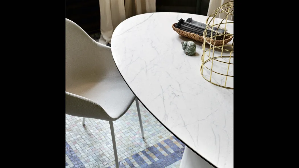Tavolo fisso con piano ovale in ceramica e base monolitica in lamiera curvata Ellisse di Connubia