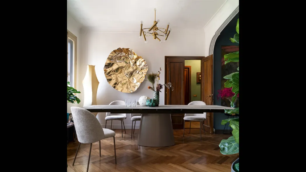 Tavolo Ellisse con top in ceramica e base monolitica in lamiera di Connubia