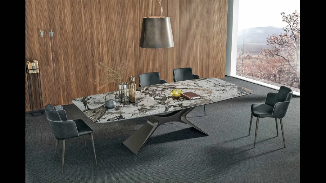 Tavolo Sail con piano in ceramica urban marble lucido con struttura in metallo antracite di Sedit