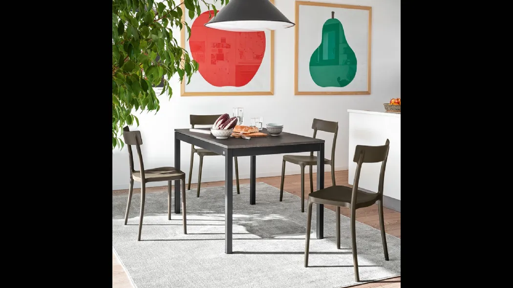 Tavolo allungabile con piano in nobilitato beton grigio e gambe in metallo grigio opaco Snap di Connubia