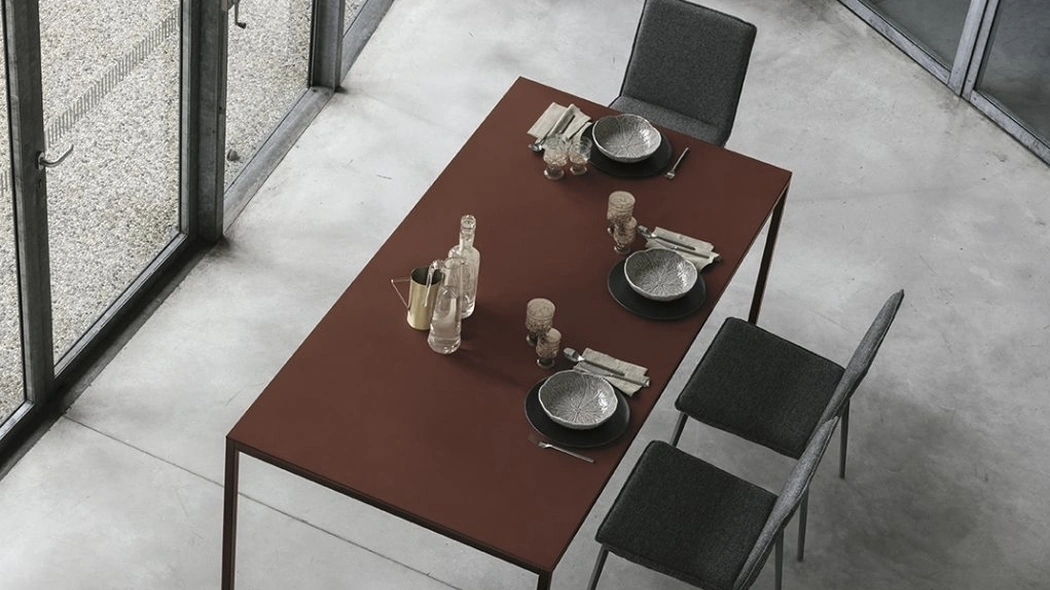 Tavolo Strong con top laccato antigraffio bordeaux di Sedit